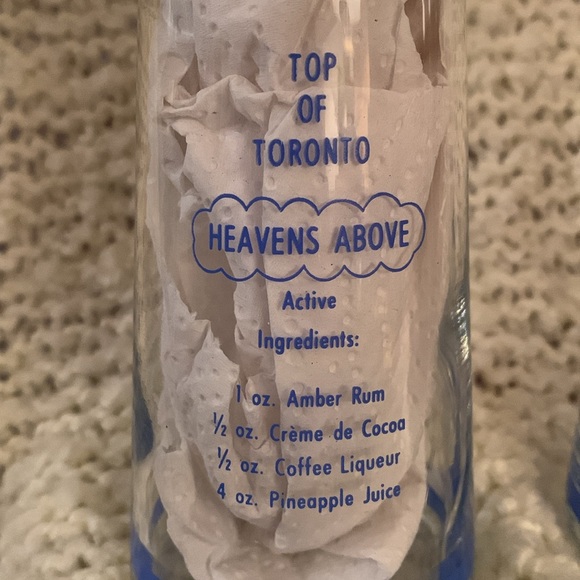 4 vintage CN Tower collector glasses, 6.5 inches high. - Picture 3 of 9